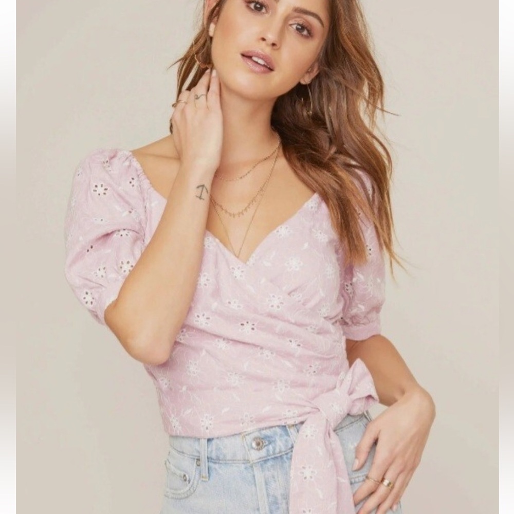 ASTR the label Dina Lilac Embroidered Floral Cropped Top Blouse Size M Smocked